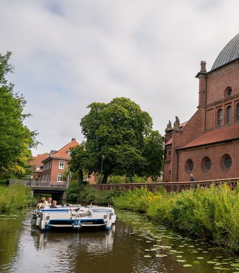 Vechteboot auf der Vechte neben der St. Augustinus Kirche in Nordhorn