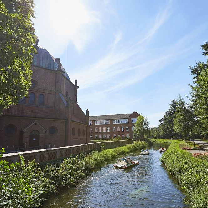 Tretboot auf der Vechte am Mühlendamm in Nordhorn neben der St. Augustinus Kirche