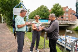 BestAger machen eine Bootsfahrt in Nordhorn