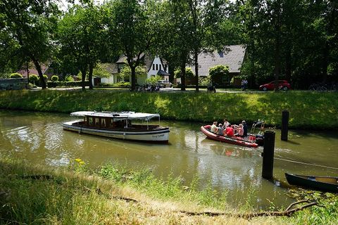 Zwei Boote befahren den Ems-Vechte-Kanal in Nordhorn beim Fest der Kanäle