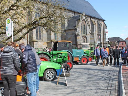 Traktor-Oldtimer werden in einer Reihe ausgestellt