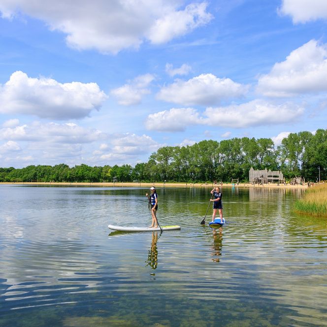 Stand-up-Paddeler auf dem Lohner Freizeitsee