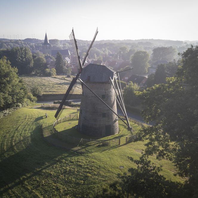 Drohnenaufnahme der Windmühle in Uelsen 