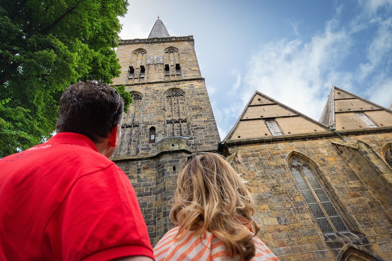Pärchen blickt auf den Schüttorfer-Riesen, höchster Kirchturm der Grafschaft 