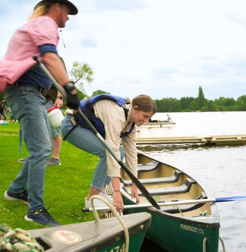 Kanuklaus hilf beim einstieg in ein Kanu am Vechtesee in Nordhorn