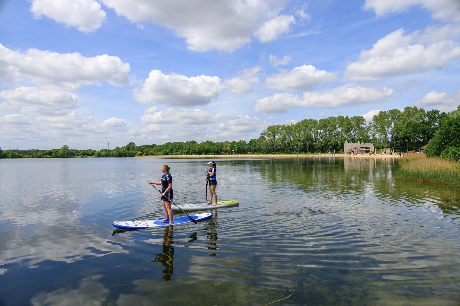 Zwei SUPer auf dem Lohner Freizeitsee