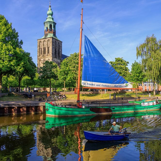 Das Boot Jantje angelegt vor der alten Kirche am Markt in Nordhorn