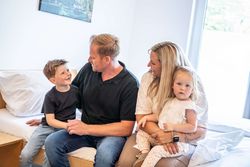 Familie auf Bett im moveINN Nordhorn