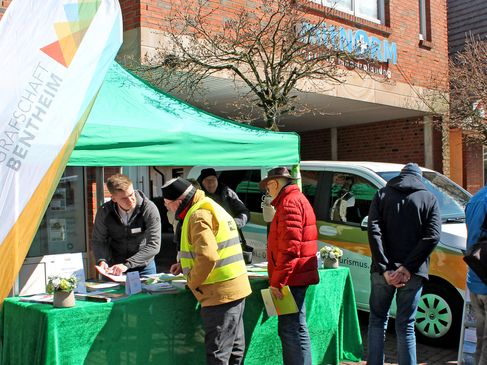 Manschen informieren sich am Informationsstand des Grafschaft bentheim Tourismus