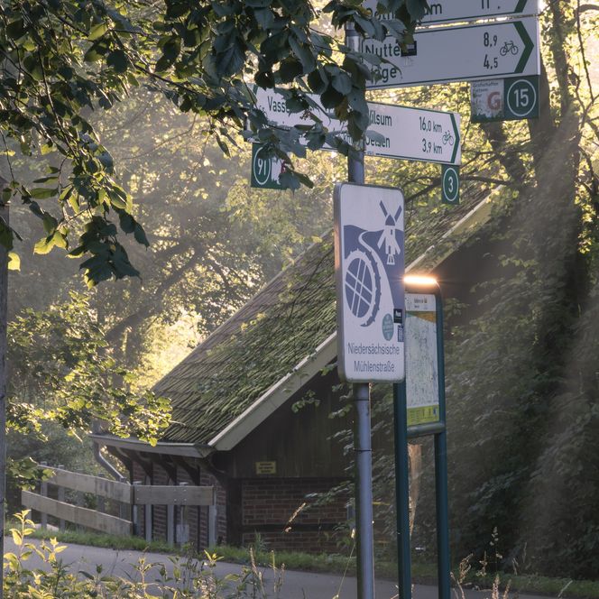 Knotenpunktschilder vor der Wassermühle in Uelsen