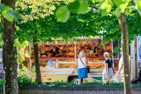 Stand auf dem Wochenmarkt verkauft frisches Brot und frische Brötchen