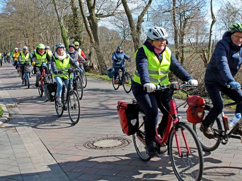 Gruppe von Radfahrern fährt auf den Fotografen zu