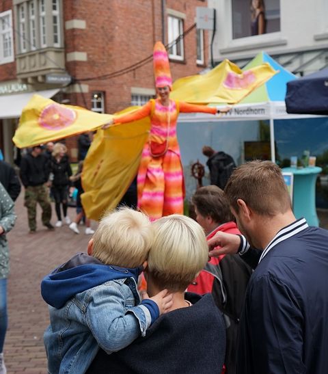 Bild einer kostümierten Person beim Holschenmarkt