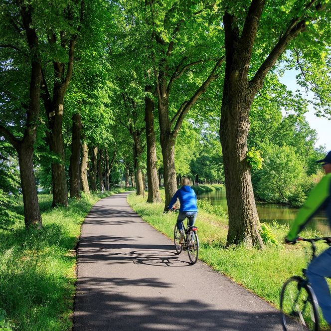 Radweg am Nordhorn-Almelo-Kanal mit zwei Radfahrenden